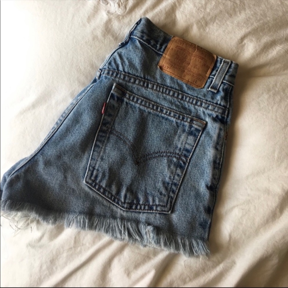 Vintage high waisted Levi shorts size 27